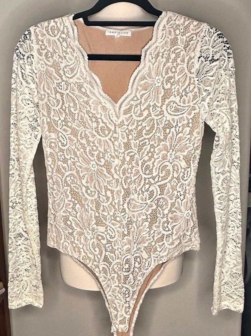 Socialite Long Sleeve Lined Lace V-Neck Bodysuit Beige & White Medium